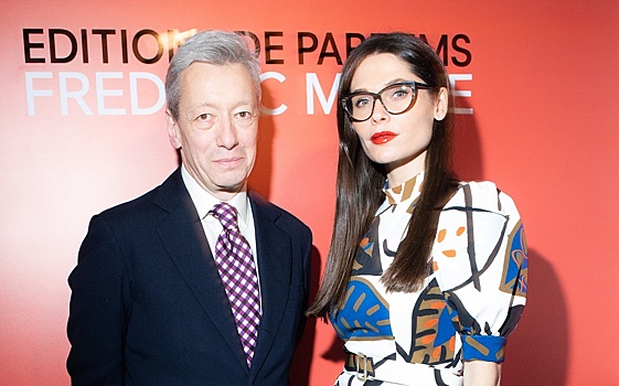 Аскери пришла на открытие выставки в платье с футуристичным принтом, а Малахов — в блестящем костюме