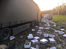 Несладкая жизнь: под Самарой перевернулся грузовик с пряниками