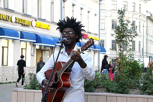 "Если б не было тебя": Почему студент из Камеруна запел Джо Дассена на казанской улице Баумана