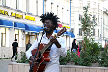 "Если б не было тебя": Почему студент из Камеруна запел Джо Дассена на казанской улице Баумана