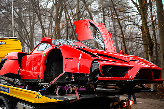 Редчайший Ferrari Enzo стоимостью три миллиона долларов разбили об дерево