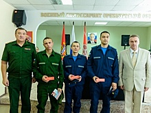 Трое оренбуржцев отправятся служить в научные роты