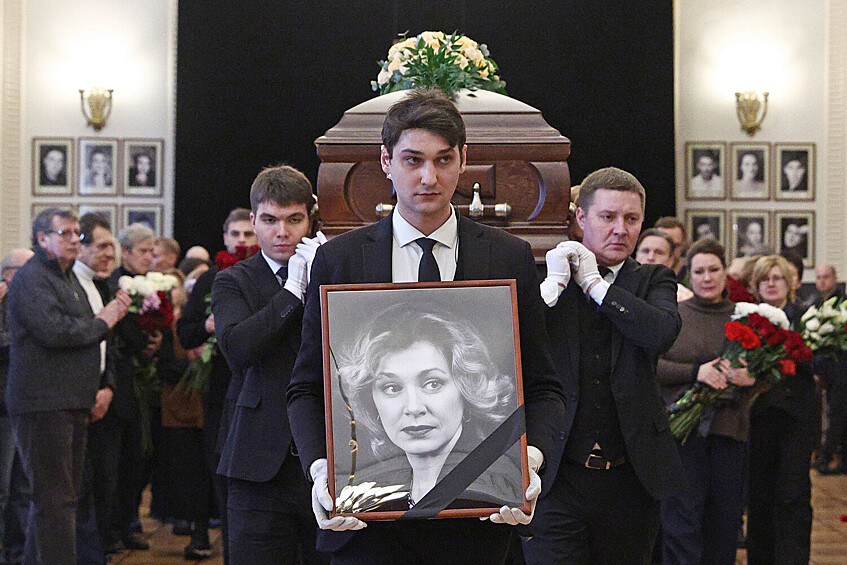 Вынос гроба с телом актрисы Ольги Чиповской после церемонии прощания в Большом портретном фойе Театра имени Евгения Вахтангова, 9 февраля 2026 года