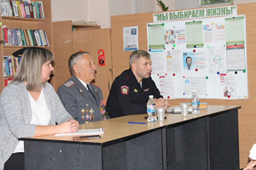 В Краснодарском крае полицейские и представители Общественного совета при ведомстве провели заседание молодежного клуба «Правовая планета»