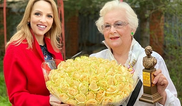 Анна Шатилова получила 75 роз от Росгвардии