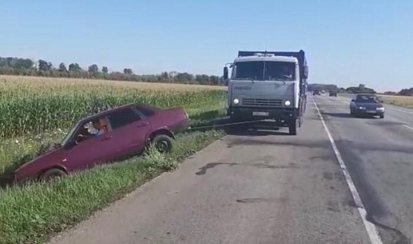 Под Воронежем инспекторы ГИБДД помогли водителю «ВАЗа», съехавшему в кювет