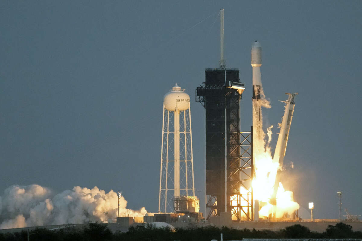 SpaceX выводит на орбиту интернет-спутники своего конкурента