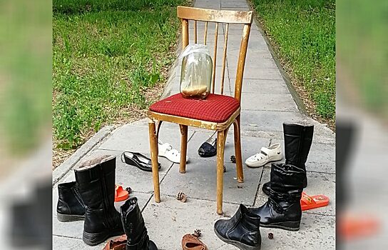 В Озерске появилась странная инсталляция из старых ботинок и стула