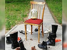 В Озерске появилась странная инсталляция из старых ботинок и стула
