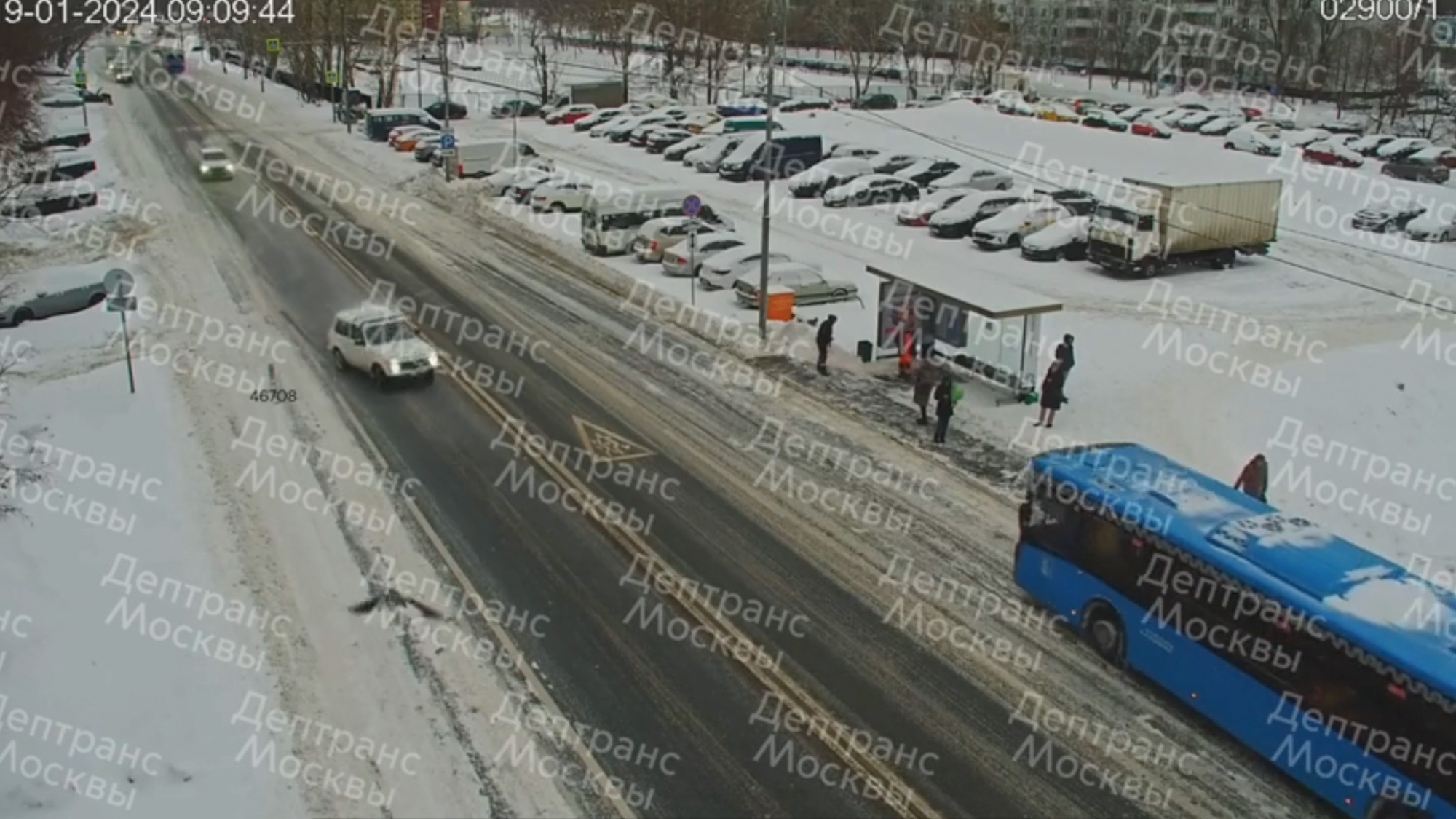 Дептранс Москвы показал видео ДТП с Lada Niva, въехавшей в остановку с людьми