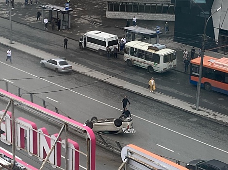 В Новосибирске Cadillac опрокинулся на крышу после наезда на бордюр