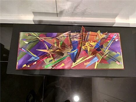 В галерее XXI века открылась выставка "Апрельские Макси Мины"