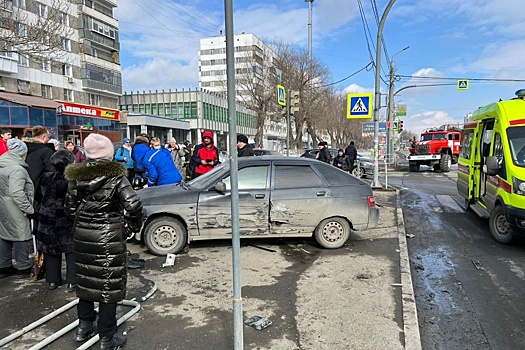 В Челябинске автомобиль после аварии сбил на остановке двух пешеходов
