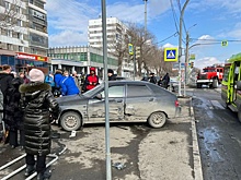 В Челябинске автомобиль после аварии сбил на остановке двух пешеходов