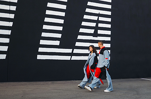 Посмотрите на пижаму и халат, вдохновленные спорткарами Nissan