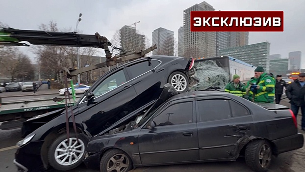 Сложились в пирамиду: новое видео с места массового ДТП на севере Москвы