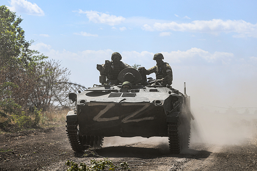 Военнослужащие десантной противотанковой батареи воздушно-десантных войск Вооруженных сил РФ, задействованные на южном направлении специальной военной операции на Украине, едут на боевой машине десанта с противотанковыми управляемыми ракетами "Корнет"