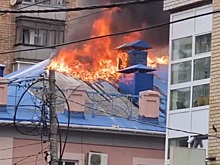 Крыша дома загорелась на улице Воровского в Нижнем Новгороде