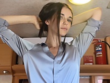 Папина копия! Тайно родившая от Табакова актриса засняла белокурую дочь в милом комбезе