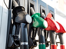 Цены на бензин и дизель снижаются почти месяц, но не на всех АЗС