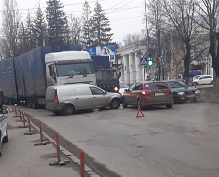 В Пензе легковушка и грузовик у Часового завода перекрыли дорогу на Север