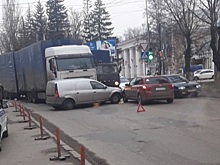 В Пензе легковушка и грузовик у Часового завода перекрыли дорогу на Север