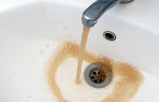 Врач предупредила об опасности для здоровья ржавой воды