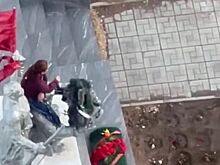 Россиянку задержали за осквернение памятника красногвардейцам на мемориале