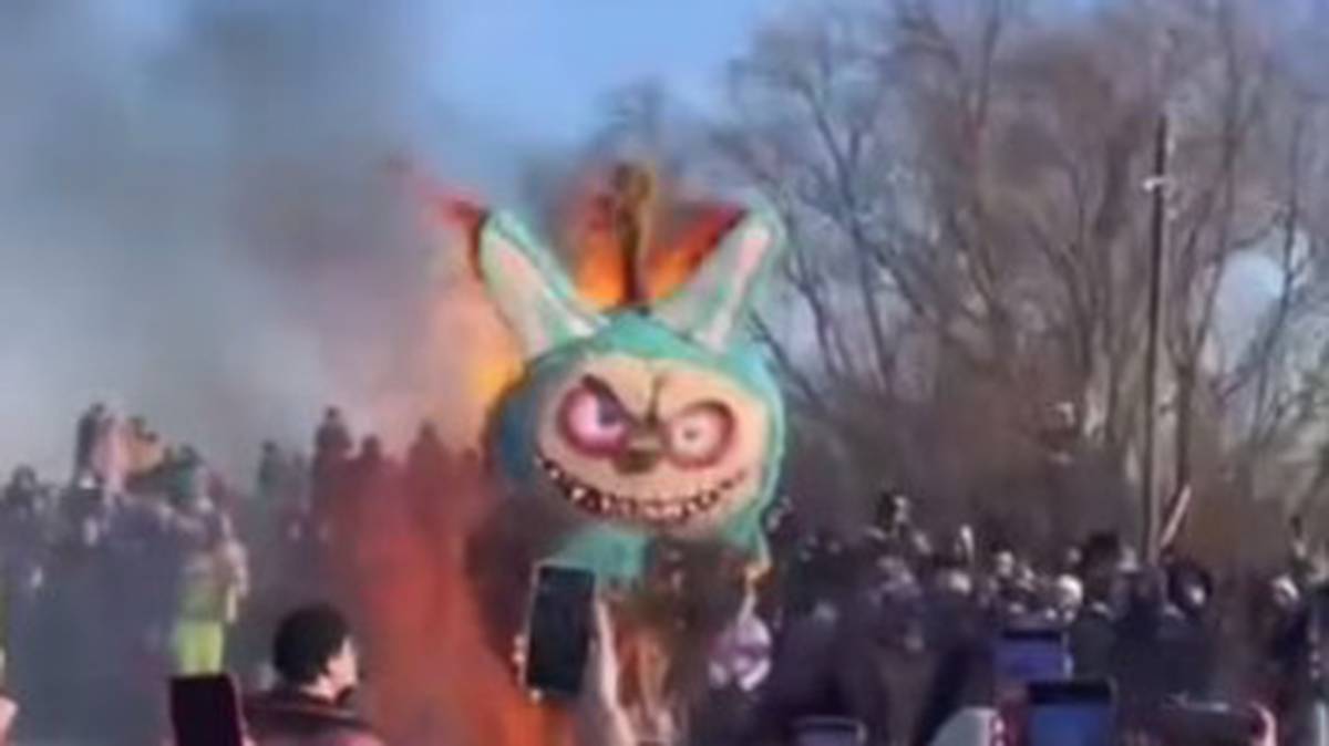 Огромного Лабубу сожгли на Масленице в Липецкой области