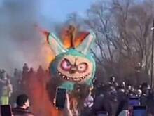 Огромного Лабубу сожгли на Масленице в Липецкой области