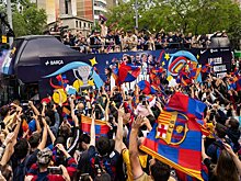 Чемпионский парад «Барселоны» посетили 76 000 человек. Хави угощал фанатов пивом, игроки сбрасывали шарфы и футболки