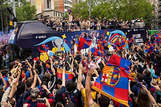 Чемпионский парад «Барселоны» посетили 76 000 человек. Хави угощал фанатов пивом, игроки сбрасывали шарфы и футболки