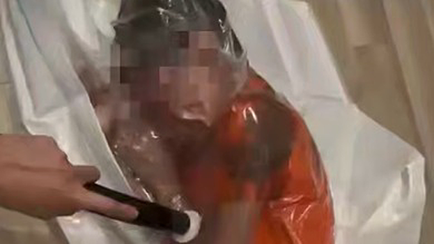 Блогер из Саратова засунула сына в пакет и выкачивала воздух, пока он не закричал