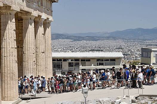Турист попытался украсть куски мрамора из Акрополя и попался
