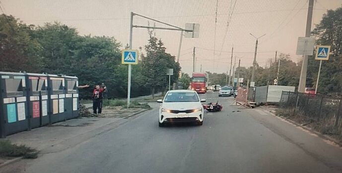 В Таганроге водитель иномарки «подбил» одновременно пешехода и мотоциклиста