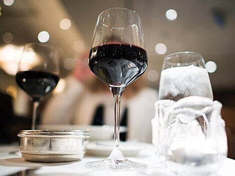 Минпромторг предложил обязать рестораны выделять российское вино в меню