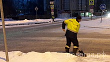С последствиями обильного снегопада борются коммунальщики Вологды