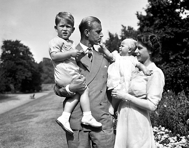 Королевская семья: принцесса Анна на руках принцессы Елизаветы и герцог Эдинбургский Филипп с принце Чарльзом на руках, 1951 год