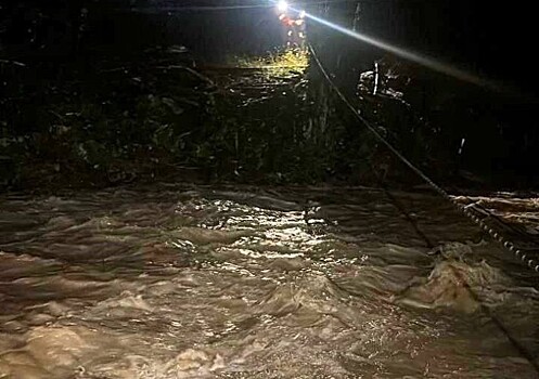 Авто унесло течением: водитель рискнул и поехал через реку Цынак в Сочи