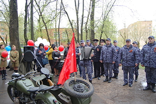 Росгвардейцы провели парад у домов подмосковных ветеранов