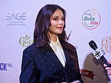 «Очень модно»: Оксана Федорова показала, как в этом сезоне стильно носить белую рубашку