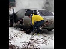 «Я не мог пройти мимо»: житель Уфы вытащил мужчину из горящей машины