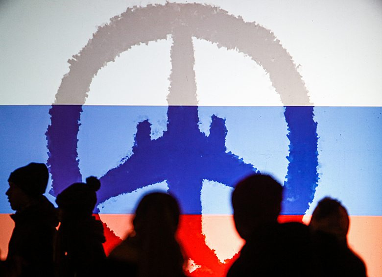 Участники памятных мероприятий по случаю годовщины катастрофы российского лайнера А321 над Синаем в Санкт-Петербурге на Дворцовой площади, 2016 год