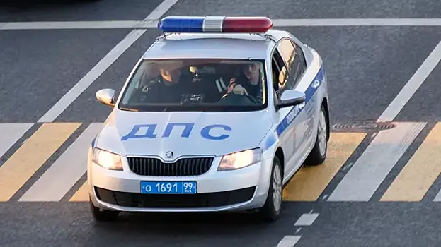 В Омске школьник на Lada врезался в дом, уходя от погони ДПС