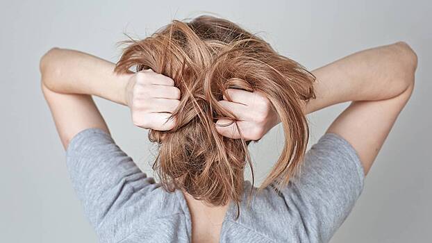 Трихолог Денисова: секущиеся волосы могут появиться из-за ограничений в питании