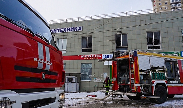 Спасатели потушили крупный пожар в Дзержинском районе Волгограда