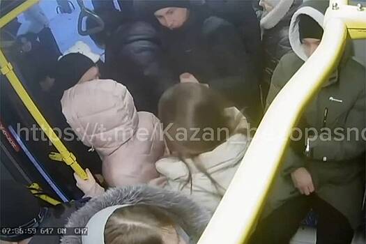 В России пассажиры на ходу выпали из автобуса и попали на видео