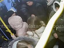 В России пассажиры на ходу выпали из автобуса и попали на видео
