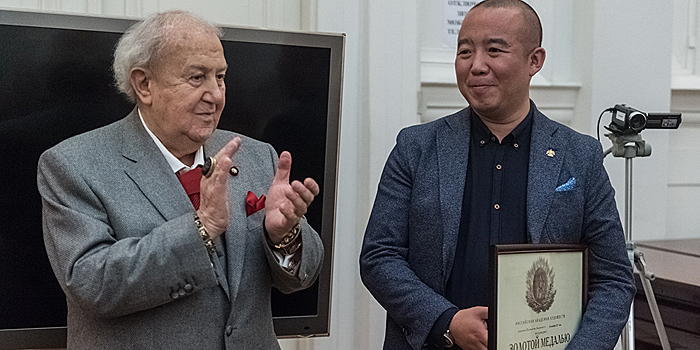 Китайский художник Моу Кэ награжден золотой медалью Российской академии художеств