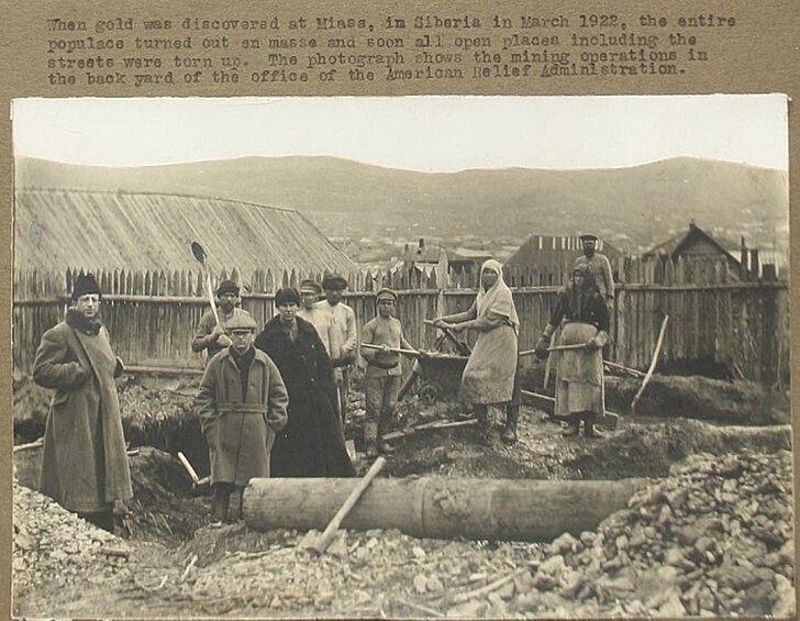 Добыча золота в Миассе, 1922 год. Во дворе Американской администрации помощи голодающим.